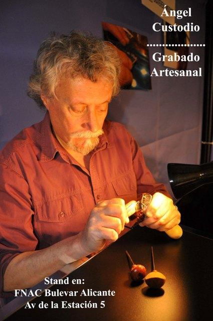 Stand de grabado artesanal de Ángel Custodio en la FNAC Bulevar Alicante