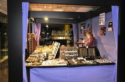 Stand de grabado artesanal de Ángel Custodio en la FNAC Bulevar Alicante