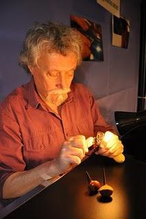 Stand de grabado artesanal de Ángel Custodio en la FNAC Bulevar Alicante