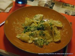 Medialunas rellenas ricotta y champiñones en salsa de brócoli y parmesano