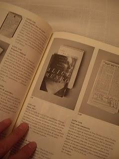 Artefactos importantes y propiedades personales de la colección de Lenore Doolan y Harold Morris, incluidos libros, ropa y joyas, de Leanne Shapton