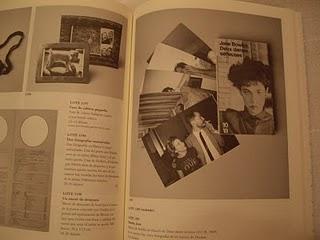 Artefactos importantes y propiedades personales de la colección de Lenore Doolan y Harold Morris, incluidos libros, ropa y joyas, de Leanne Shapton