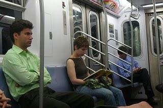 Leyendo en el metro