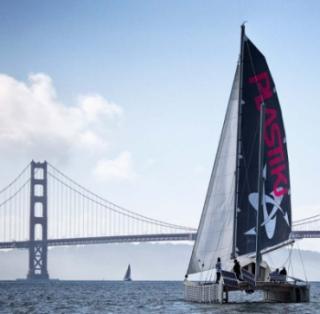 Barco hecho con Botellas Plásticas
