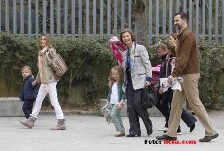 Los Príncipes de Asturias, sus hijas y Dña. Sofía,  en el Zoo de Madrid