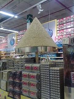 La pirámide siempre soñada por muchos....Merchandising de Ferrero Rocher!