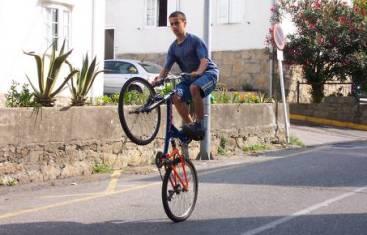 20110404145805-ciclista-acrobacia.jpg