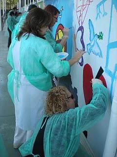 Pacientes y profesionales de Salud Mental del Hospital Civil de Málaga y voluntarios de Bellas Artes pintan un mural de 100 metros cuadrados