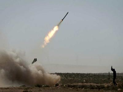 Cohete lanzado por los contrarios a Gadafi cerca de Brega, el 1 de abril./EFE