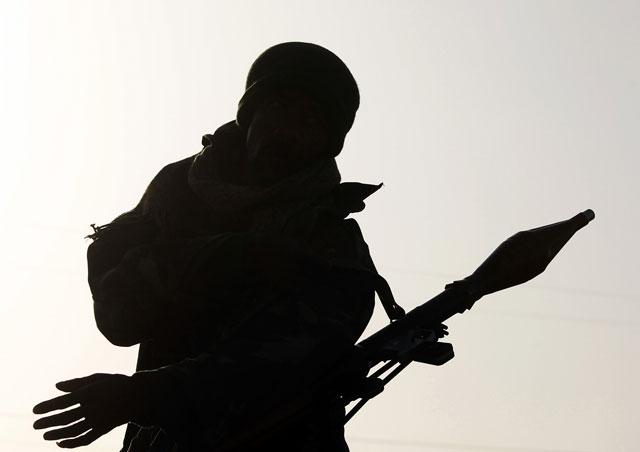 Uno de los rebeldes armados en la ciudad de Brega. | Reuters