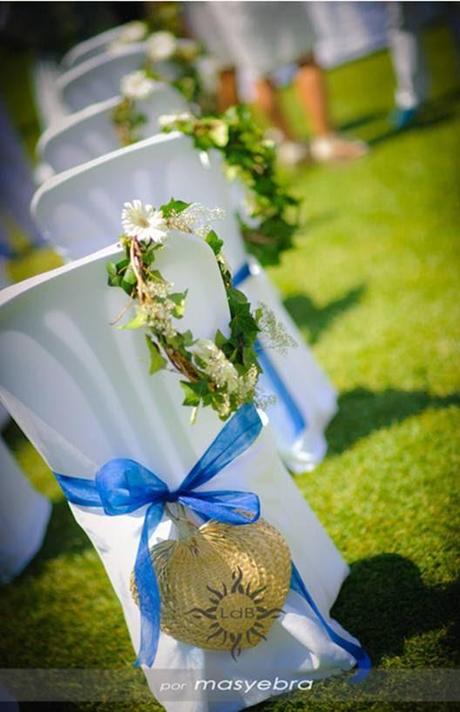 UNA BODA EN LA PLAYA AZUL Y BLANCA