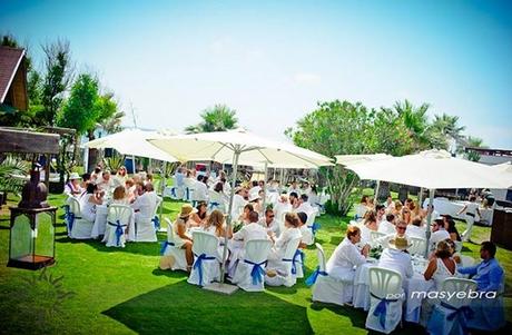 UNA BODA EN LA PLAYA AZUL Y BLANCA