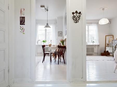 Un pequeño estudio de 34m² con mucha personalidad suelo blanco muebles vintage muebles reciclados mini piso dos habitaciones estudio en suecia estilo nórdico estilo escandinavo decoración femenina decoración escandinava decoración en blanco cómoda antigua restaurada en blanco cocina rústica cocina retro cocina blanca cama forja baldas