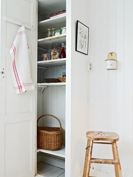 Un pequeño estudio de 34m² con mucha personalidad suelo blanco muebles vintage muebles reciclados mini piso dos habitaciones estudio en suecia estilo nórdico estilo escandinavo decoración femenina decoración escandinava decoración en blanco cómoda antigua restaurada en blanco cocina rústica cocina retro cocina blanca cama forja baldas