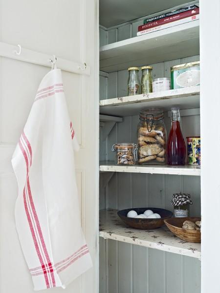 Un pequeño estudio de 34m² con mucha personalidad suelo blanco muebles vintage muebles reciclados mini piso dos habitaciones estudio en suecia estilo nórdico estilo escandinavo decoración femenina decoración escandinava decoración en blanco cómoda antigua restaurada en blanco cocina rústica cocina retro cocina blanca cama forja baldas