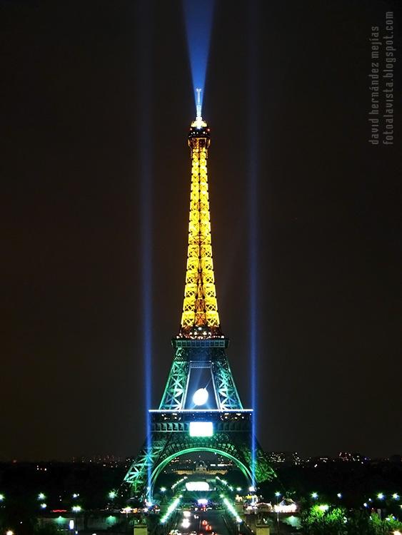 La Torre Eiffel fotografíada iluminada en una noche cerrada y lluviosa. París (Francia)