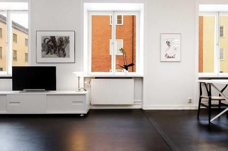 tarima flotante negra sofá negro silass ch24 whisbone carl hansen sanitarios modernos en blanco muebles de ikea muebles de diseño mini pisos lavadora en el cuarto de baño lámparas de diseño estilo nórdico estilo escandinavo espacios pequeños decoración pisos pequeños decoración escandinava decoración en blanco y negro decoración de estudios cuarto de baño oscuro cerámica oscura en el baño 