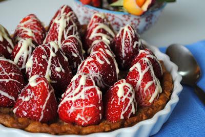 Tarta crumble de fresas y chocolate blanco