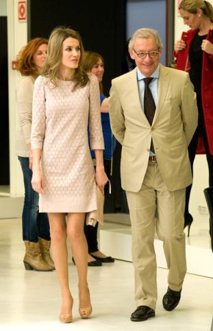 Dña. Letizia visita la factoría de Mango con un vestido de Mango de 69 euros. Princess Letizia visit Mango Design Centre