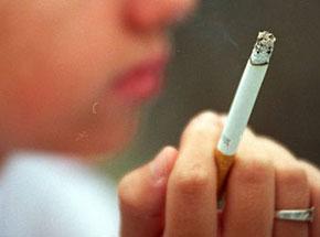 CIGARRILLOS COSTOSOS, MENOS ADOLESCENTES QUE FUMAN