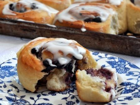 receta de rolls de canela postres decorados postres con frutas del bosque postres platos de porcelana azúl pastas levadura de panadero glasa frutos del bosque dulces cinamon rolls cerámica caracolas de canela y arandanos bollos blueberry rolls azucar glass en postres azúcar 