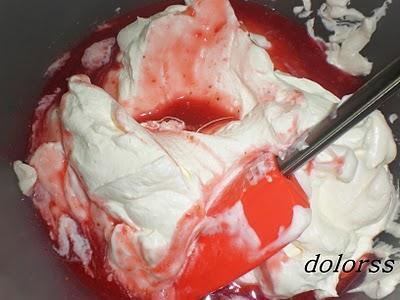 SEMIFRIO DE FRESAS CON NATA