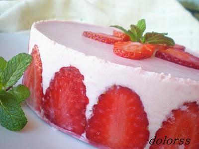 SEMIFRIO DE FRESAS CON NATA