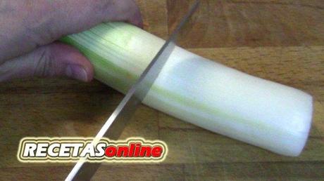 Cómo pelar y cortar puerro - Curso de cocina RECETASonline Cómo pelar y cortar puerro - Curso de cocina RECETASonline
