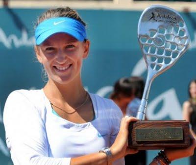 WTA Tour: Wozniacki festejó en Charleston; Azarenka, en Marbella