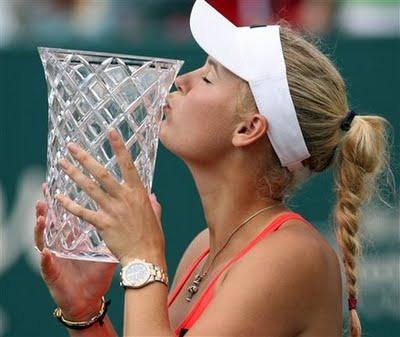 WTA Tour: Wozniacki festejó en Charleston; Azarenka, en Marbella