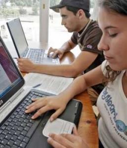 jovenes-trabajando Aumenta la adicción a Internet en jóvenes españoles