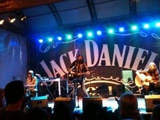 El polvo se levantaba por momentos...