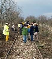 Un grupo de voluntarios trata de recuperar el ferrocarril de La Fregeneda