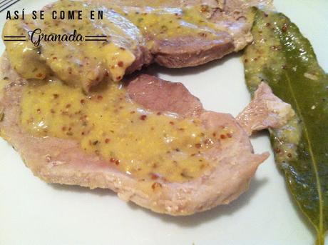 Chuletas de cerdo a la provenzal con salsa de mostaza