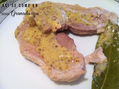 Chuletas de cerdo a la provenzal con salsa de mostaza