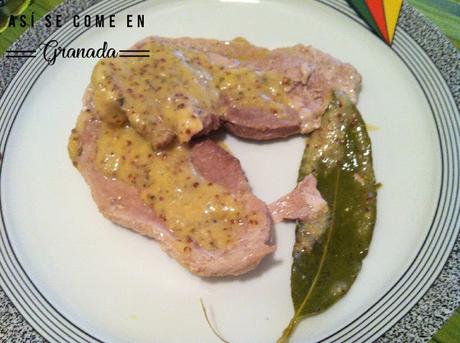 Chuletas de cerdo a la provenzal con salsa de mostaza