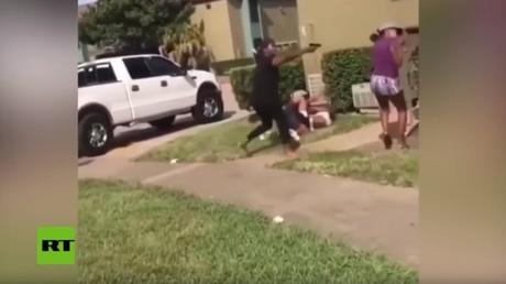 Saca un arma para detener la pelea de su hija adolescente con otra joven (+VIDEO)