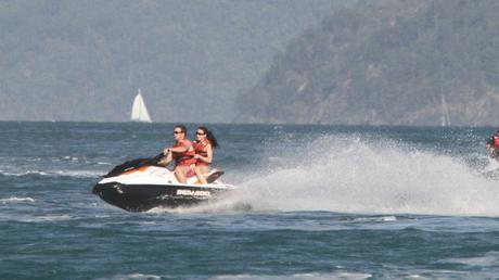 Reportera española cae al mar en pleno pase en vivo (+VIDEO)