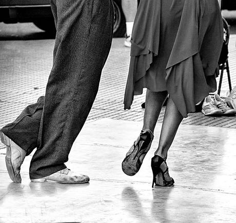 ByN.Pasos de tango en las piernas de bailarines