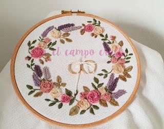 Bastidor porta-alianzas con rosas shabby.