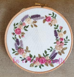Bastidor porta-alianzas con rosas shabby.