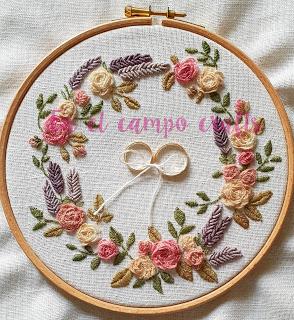 Bastidor porta-alianzas con rosas shabby.