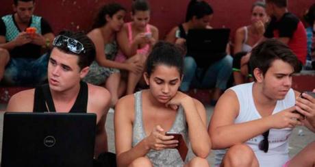 La juventud cubana muestra más interés en el paquete semanal que en el proyecto de la nueva Constitución