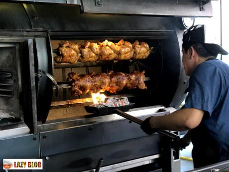 El pollo asado en las brasas de carbón del Asador Limbo, ambiente canalla industrial en el hostel Bastardo