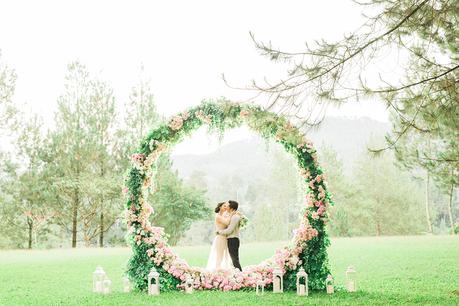 Como hacer coronas gigantes de flores para decorar tu boda (facil y barato)