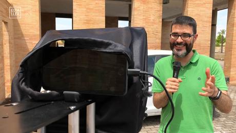 Usando el micro de mano mientras grabo con TeleprompterPad una de las entradas de los vídeos del canal de Youtube de YOS Contenidos y el Taller Audiovisual