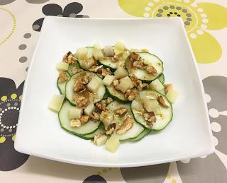 Ensalada de pepino, queso y nueces