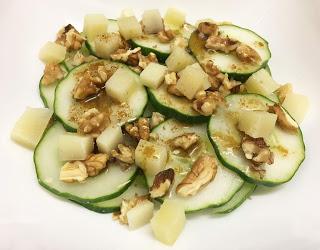 Ensalada de pepino, queso y nueces