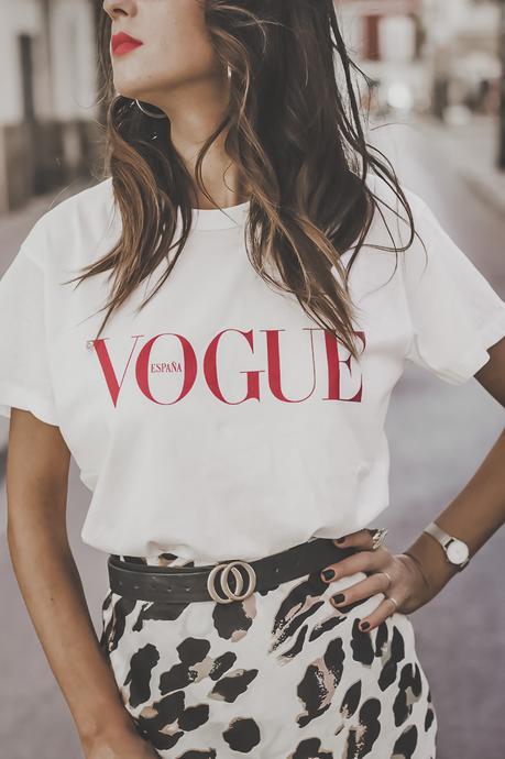 STRIKE A POSE - SJP Shoes 30 aniversario vogue camiseta