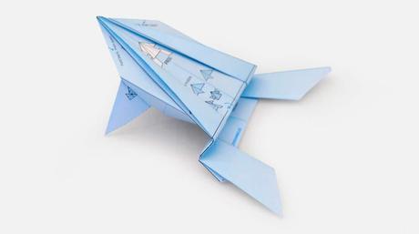 Este papel de regalo viene con instrucciones de origami para que le des una segunda vida